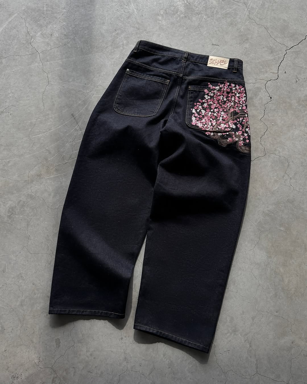 メンズジーンズ 桜刺繍 スリムストレート ライトウォッシュ  - Embroidery Jeans Sakura のレビューと価格
